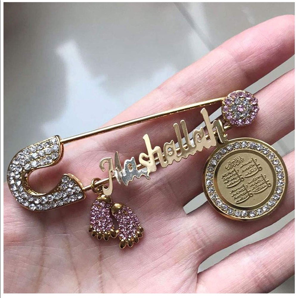 Islamic soura pin for baby
Has four Quranic sourat